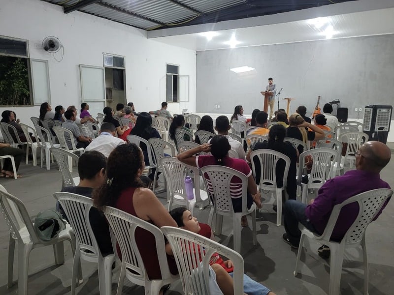 Congregação sentada durante o culto noturno no salão