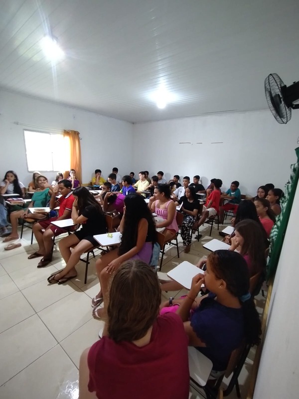 Sala de aula cheia de crianças e adolescentes durante a aula