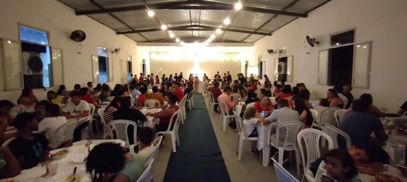 Salão cheio de famílias em um grande encontro à noite